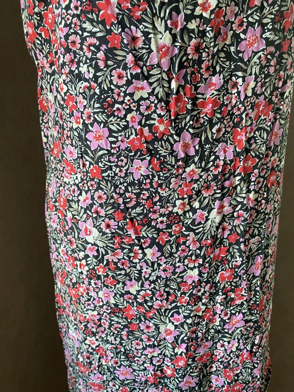Vestido largo Mango T40 negro con flores rosas y fúcsia – tirantes finos, abertura lateral – photo 8